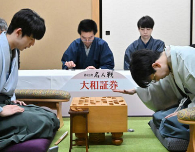 藤井名人、名人戦の第一局を逆転勝利